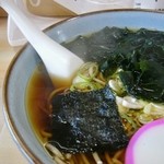 丸川屋 - 「わかめそば（温）」左側からの撮影です(10/25UP)