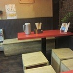 麺屋 武吉 - 増設のテーブルを眺望する