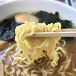 いずみ - 縮れ麺。
手打ちの幟が出てたけど…