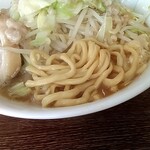 らーめん旭郎山 - 極太麺　やわ目にするとモチッとして旨し　豚は１㎝くらい