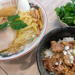 麺や二代目 夜来香 - 煮干と豚の中華そば＋大盛＋味玉、ルーロー飯、パクチー