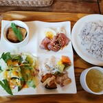 サバービア - 土日祝日だけのプレートランチ