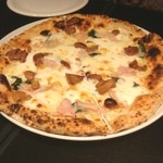 LUGALIS - ポルチーニとベーコンのピザ