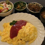 ランチ「ふわとろオムライス」この量で800円　　かなり安いと思います。