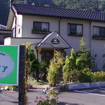 ネヌファ - お花や緑の多い正面玄関