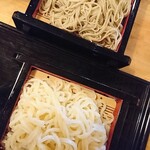 そば処 かすかべ 山喜 - 重ねせいろ（蕎麦とうどんの二枚盛り）