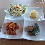 スモークハウス笑わず - スモークスペアリブ単品　の付け合せ
あんまり必要を感じない。
別にしてもらってスペアリブをもう少しお安く食べたいっ！