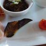 スモークハウス笑わず - かまぼこ、焼き茄子、人参のトマトソース煮