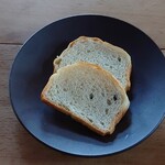 スモークハウス笑わず - ご厚意でパンをサービスして頂けた。
「これでデミグラスソースを掬って下さい」とは
シェフさん、判ってみえるねえ！