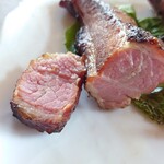 スモークハウス笑わず - スモークスペアリブの断面　これは凄く旨えっ！