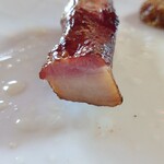スモークハウス笑わず - スモークスペアリブ断面　脂身のへん
この脂身もスモークの香りと味わいが最高だねえ♬