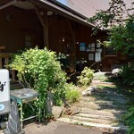 スモークハウス笑わず - 建物入口付近
通路に伸びた枝が切られてないのは木の為なのかな？