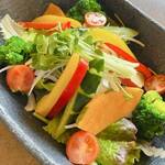 焼肉あらき - 特製あらきサラダ（880円税込）