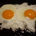 Green'sK鉄板ビュッフェ - 鉄板で焼く目玉焼き