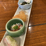かに満 - 前菜6種は、温かい物から冷たい物まで温度差を感じながら楽しめる一皿