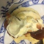 ザ・ペニンシュラ ブティック＆カフェ - ストロベリージャムとクロテッドクリームをのせて