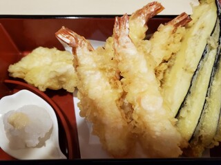 Shunkashuutou - 天ぷらがウリのこちら♪左は鶏天、茄子天の下に　かぼちゃ天