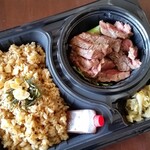 ROU Fukuoka - ガーリックライス＆ステーキ弁当。