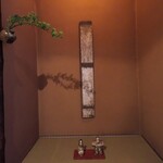 飯田 - 玄関の床の間はひな祭りとユニークなお軸。