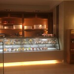 ザ・ペニンシュラ ブティック＆カフェ - 入ってすぐケーキコーナー、今はマンゴー系多し