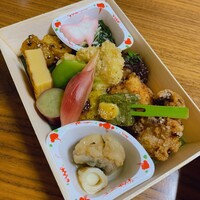 和匠 銀座松月 - ①車海老天重と彩り前菜弁当2916円(1段目)