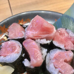 大船海鮮食堂 魚福 - はみ出した中トロ巻きーーッ