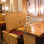 うなぎ割烹 きた八 - テーブル席  4名×2テーブル
      カウンター席  4名分
      仕切りが有るので、安心して頂けます。