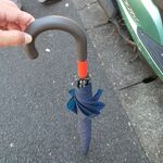 ラーメン二郎 - オヤッさんのお心遣いによる、日よけの為の雨傘がサービス♪