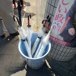 ラーメン二郎 - 日除けなのに何故か透明の傘（笑）