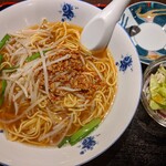 中華料理餃子工房 ニーハオ - 期間限定価格の醤油ラーメン、サラダはラーメンに付くのか水餃子に付くのか不明