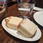 カンティーナ シチリアーナ トゥット イル マーレ - チャージのパン。そこそこ美味しい。