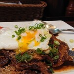 モンキー・ダイナー - 目玉焼きもプロの技でとろとろ。