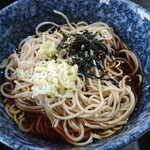 お食事 ほづみ - 蕎麦は既にツユがかけられての提供で、手打ちではありませんでしたが口直しにピッタリ！ 途中、天ぷらを投入し楽しみました(笑)。