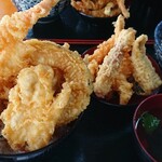 お食事 ほづみ - 〇海老天×3 〇ズッキーニの天ぷら×1 〇かぼちゃ天×3 〇タマネギのかき揚げ×1 〇エノキのかき揚げ×1 〇ナス天×1 〇とり天×1 〇ちくわ天×1 〇白身魚の天ぷら×1 〇シソの天ぷら×1　　　　のビジュアル！