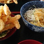 お食事 ほづみ - 蕎麦は既にツユがかけられての提供で、手打ちではありませんでしたが口直しにピッタリ！ 途中、天ぷらを投入し楽しみました(笑)。