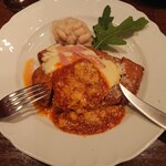 イタリア料理 フィオレンツァ - ボリューム満点 分厚い 豚のコートレット。
            トマトソース と チーズ。