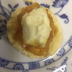 ザ・ペニンシュラ ブティック＆カフェ - オレンジマーマレードとクロテッドクリームをのせて