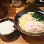 壱角家 - 醤油ラーメン、ライス