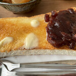 F - 小倉バタートースト美味い。