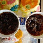 マクドナルド - 左 アイスコーヒー、右 コカ・コーラゼロ