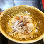 Yayoi Ken - しらすと大根おろしの小鉢。醤油を垂らして頂きます。あっさりとしていて箸休めに丁度イイね。