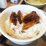 Yayoi Ken - 3杯目は「おかわりロボ」で白飯をおかわりしてまいりました。タレをかけて「うな丼」の完成。
      白飯がフカフカで温かいので、コレも美味い。