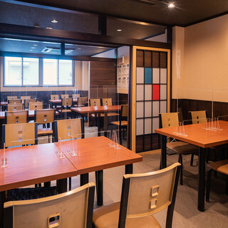 広々としたテーブル席で、ごゆっくりと。