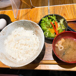 炭火焼鳥わだち - ご飯・お味噌汁・サラダ