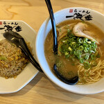 らーめん 一完歩 - 豚骨醤油ラーメン　半チャーハン