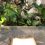 熱香森 - カウンター前には木々が植えられている