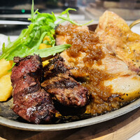 リオ・ブルーイング・コー ビストロアンドガーデン 東京ミッドタウン - 鶏モモ、熟成三元豚、ブラックアンガスハラミ