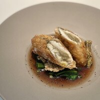 ル　ピニョン - 鮎　肝のペーストを中に詰め
                    ほうじ茶とお米のフライ
                    ほうじ茶と魚の出汁
                    ほうれん草みたいなやつ