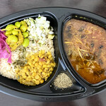 創作カレー MANOS - 3種がけ(MANOSチキンカレー、根菜けんちんラマサム鶏キーマ、オクラと豚肉の黒坦々カレー)玄米普通、副菜付き1890円