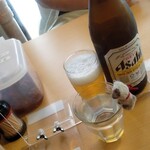 油そば きりん寺 - パーテション越しのビールとお冷やのエア乾杯